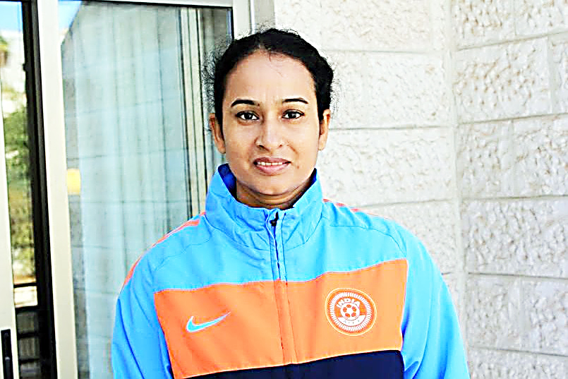 ನೆರವು ನೀಡಲು ಸ್ವಯಂಸೇವಕಿಯಾದ ಫುಟ್ಬಾಲ್ ಕೋಚ್