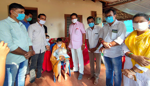 ಆಹಾರ ಕಿಟ್‌ನಲ್ಲಿ ಸಿಕ್ಕಿದ ಚಿನ್ನದ ಉಂಗುರ ಹಿಂದಿರುಗಿಸಿದ ಹುಕಾಸ್