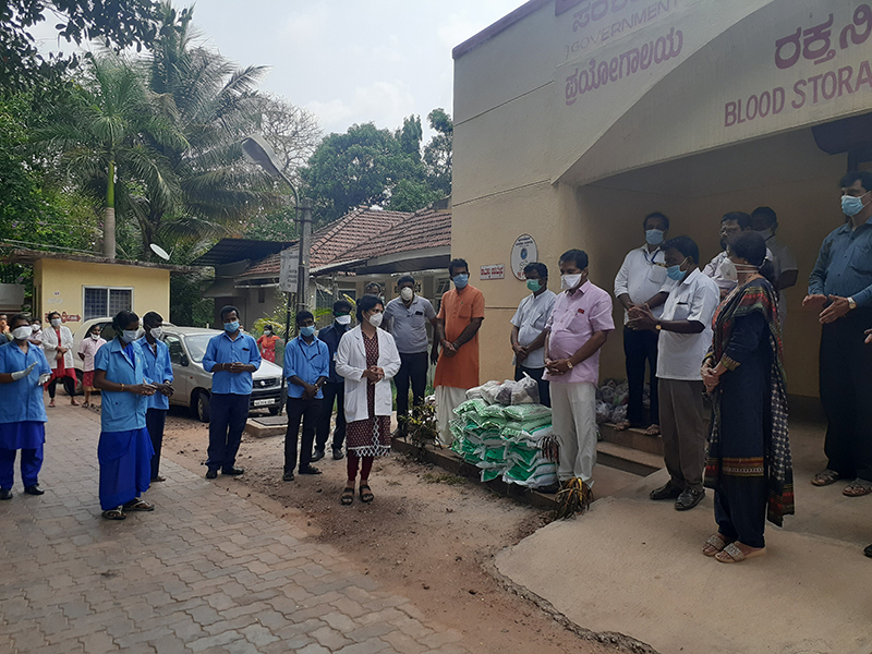 ಪುತ್ತೂರು: ಸರ್ಕಾರಿ ಆಸ್ಪತ್ರೆ ಡಿ ಗ್ರೂಪ್ ನೌಕರರಿಗೆ ಕಿಟ್ ವಿತರಣೆ