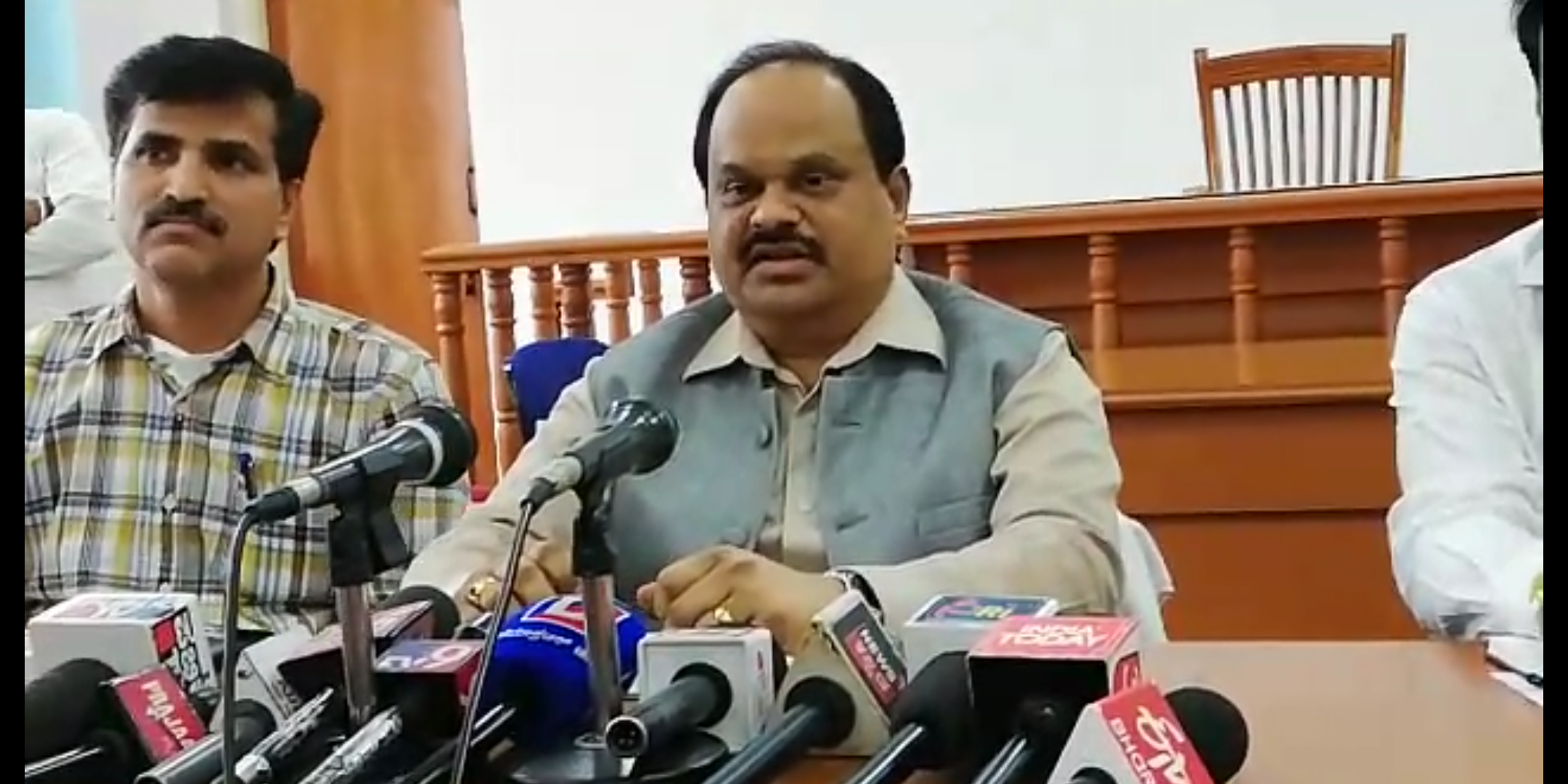 ಚಾಮರಾಜನಗರ: ಕಂಗಾಲಾಗಿದ್ದ ಕೊಯಮತ್ತೂರು ಮೂಲದ ಕುಟುಂಬಕ್ಕೆ ಆಶ್ರಯ ಕಲ್ಪಿಸಿದ ಜಿಲ್ಲಾಧಿಕಾರಿ