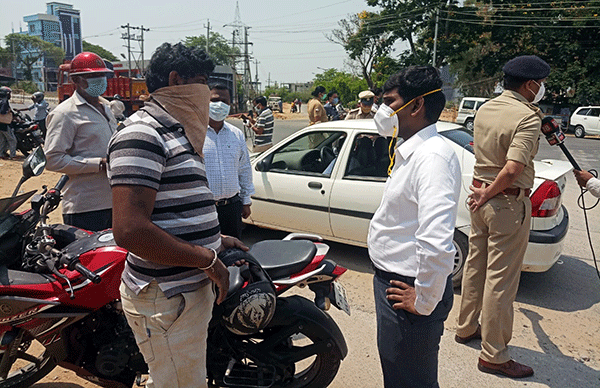 ಶಿವಮೊಗ್ಗದಲ್ಲಿ ದಿಢೀರ್ ಕಾರ್ಯಾಚರಣೆ: ಅನಾವಶ್ಯಕವಾಗಿ ರಸ್ತೆಗಿಳಿದವರಿಗೆ ಬಿಸಿ ಮುಟ್ಟಿಸಿದ ಡಿಸಿ, ಎಸ್ಪಿ