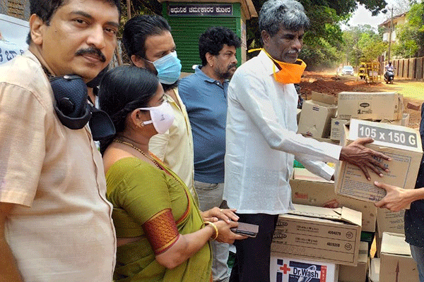 ಬ್ಯಾರಿ ಅಕಾಡಮಿಯಿಂದ ಬ್ಯಾರಿ ಕಲಾವಿದರಿಗೆ ಆಹಾರ ಸಾಮಗ್ರಿಗಳ ಕಿಟ್ ವಿತರಣೆ