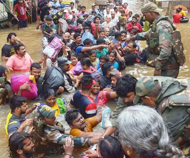ಅನ್ನಕ್ಕಾಗಿ ಆಸೆ ಕಣ್ಣಿನಿಂದ ಕಾಯುತ್ತಿರುವ ನೆರೆ ಸಂತ್ರಸ್ತರು
