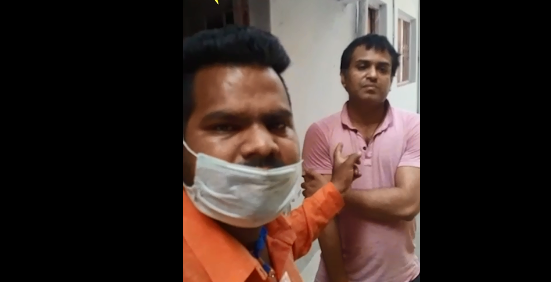 ‘ನ್ಯೂಸ್ ಗಳಲ್ಲಿ ನೋಡಿದ್ದೇನೆ, ನೀವು ಉಗುಳುತ್ತೀರಿ’: ಸ್ಯಾನಿಟೈಸರ್ ಸಿಂಪಡಿಸಲು ಬಂದ ಕಾರ್ಮಿಕನ ಕರ್ತವ್ಯಕ್ಕೆ ಅಡ್ಡಿ