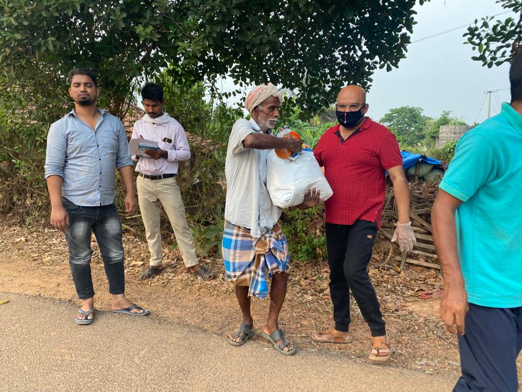 ಯೂತ್ ಐಕೋನ್ ಹೆಲ್ಪಿಂಗ್ ಗ್ರೂಪ್‌ನಿಂದ ಕಿಟ್ ವಿತರಣೆ