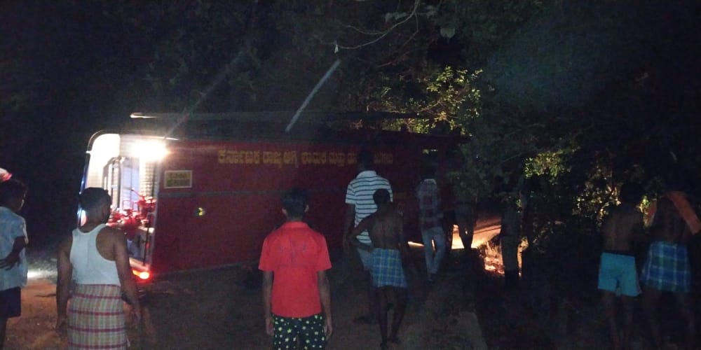 ಭಟ್ಕಳ: ಸಿಡಿಲು ಬಡಿದು ಸುಟ್ಟು ಭಸ್ಮವಾದ ತೆಂಗಿನ ಮರ