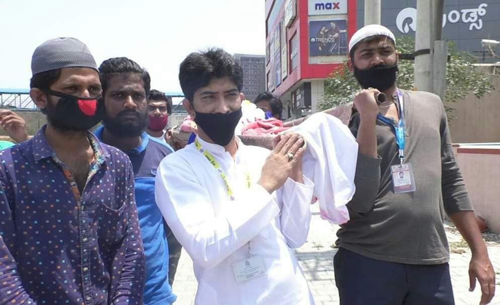 ಹಿಂಜರಿದ ಸಂಬಂಧಿಕರು: ವೃದ್ಧನ ಅಂತ್ಯಸಂಸ್ಕಾರ ನಡೆಸಿ ಸೌಹಾರ್ದ ಮೆರೆದ ಯುವಕರು