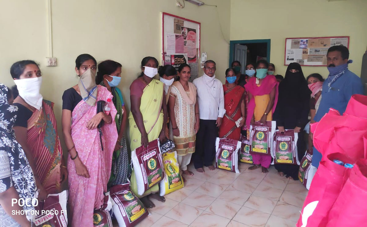 ಅಂಗನವಾಡಿ, ಬಿಸಿಯೂಟ ನೌಕರರಿಗೆ ಕಿಟ್ ವಿತರಣೆ