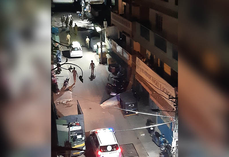 ಬೆಂಗಳೂರು: ಕೊರೋನ ಸೋಂಕಿತರ ಸಂಪರ್ಕದಲ್ಲಿದ್ದವರಿಂದ ಗಲಾಟೆ; ಬ್ಯಾರಿಕೇಡ್, ಟೆಂಟ್ ಕಿತ್ತು ಗದ್ದಲ