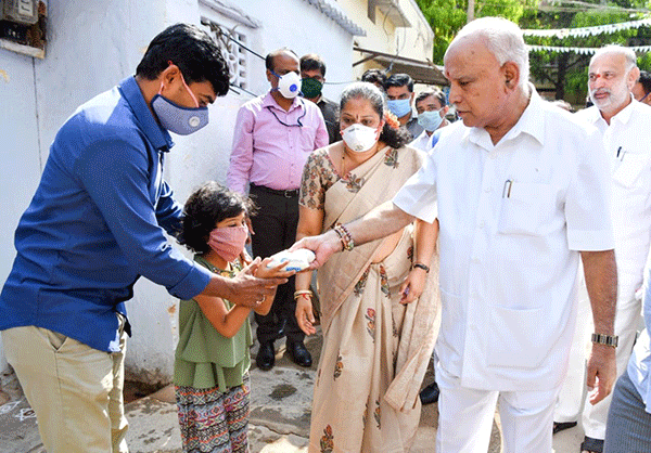 ಬೆಂಗಳೂರು: ಕೊಳೆಗೇರಿ ನಿವಾಸಿಗಳಿಗೆ ಹಾಲು ವಿತರಣೆಗೆ ಸಿಎಂ ಚಾಲನೆ