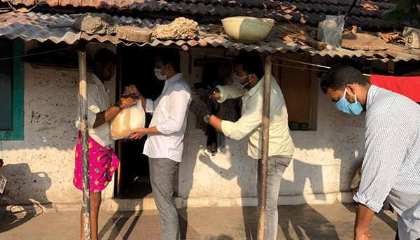 ದ.ಕ. ಜಿಲ್ಲಾ ಯುವ ಜೆಡಿಎಸ್ ನಿಂದ ಬಡ ಕುಟುಂಬಗಳಿಗೆ ಆಹಾರ ಕಿಟ್ ವಿತರಣೆ