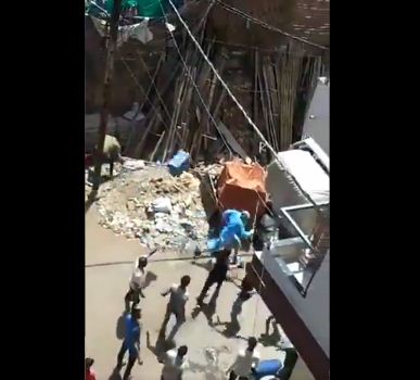 ತಪಾಸಣೆಗೆ ಆಗಮಿಸಿದ ಆರೋಗ್ಯ ಸಿಬ್ಬಂದಿ, ವೈದ್ಯೆಯರ ಮೇಲೆ ಕಲ್ಲುತೂರಾಟ ನಡೆಸಿದ ಗುಂಪು