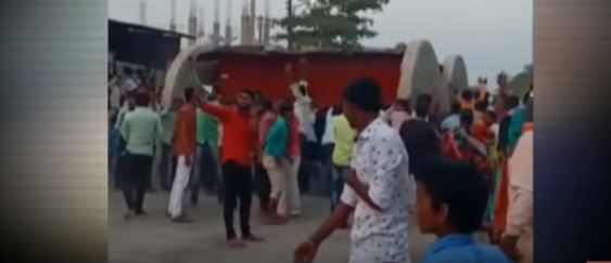 ಲಾಕ್ ಡೌನ್ ಉಲ್ಲಂಘಿಸಿದ ರಥಯಾತ್ರೆ ತಡೆದ ಪೊಲೀಸರು: ಕಲ್ಲುತೂರಾಟ ನಡೆಸಿದ ನೂರಾರು ಜನರಿದ್ದ ಗುಂಪು