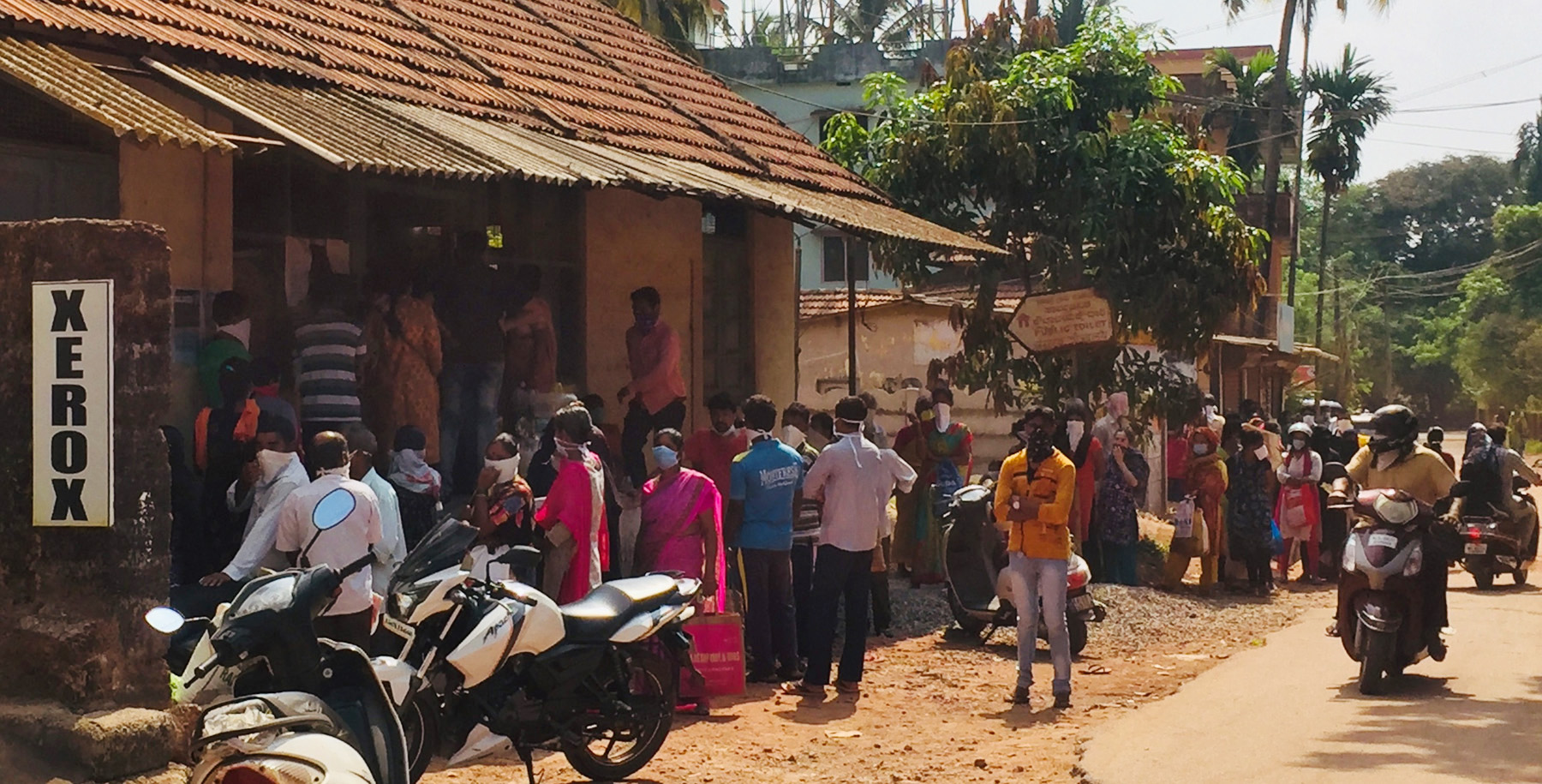 ಪಡುಬಿದ್ರಿ: ಪಡಿತರಕ್ಕೆ ಪಡೆಯಲು ಜನರ ಸಾಲು
