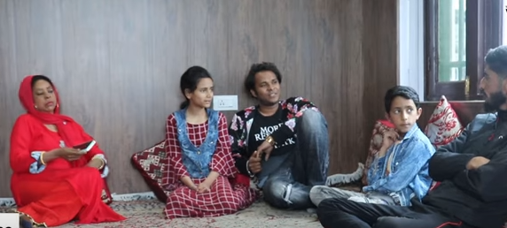 ಲಾಕ್‍ಡೌನ್‍ನಿಂದ ಅತಂತ್ರವಾಗಿದ್ದ ಮುಂಬೈ ನಿವಾಸಿಗಳಿಗೆ 1 ತಿಂಗಳಿನಿಂದ ಆಶ್ರಯ ನೀಡುತ್ತಿರುವ ಕಾಶ್ಮೀರಿ ಕುಟುಂಬ