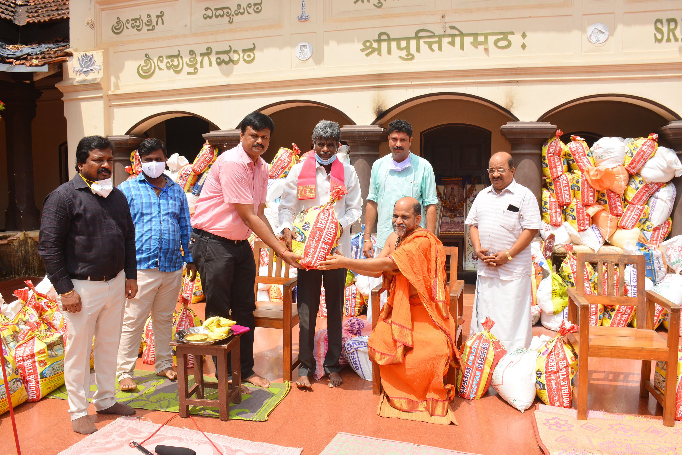 ಲಾಕ್‌ಡೌನ್ ಸಂತ್ರಸ್ಥರಿಗೆ ಪುತ್ತಿಗೆ ಮಠದಿಂದ ಆಹಾರ ಸಾಮಗ್ರಿ