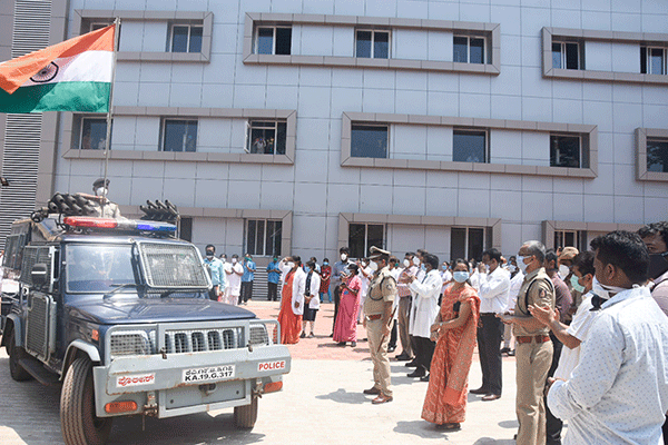 ಮಂಗಳೂರು: ಕೊರೋನ ವಾರಿಯರ್ಸ್‌ಗೆ ಗೌರವಾರ್ಪಣೆ