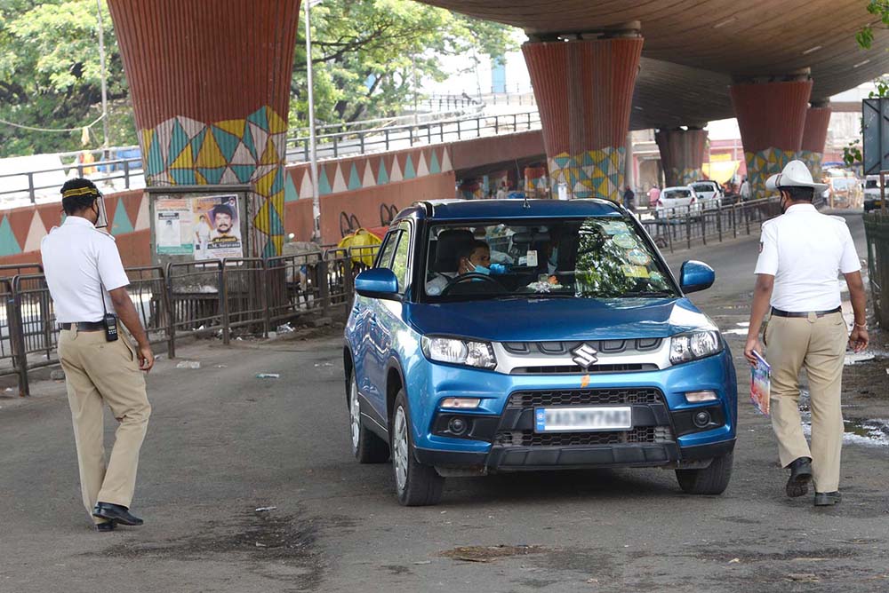 ಹುಬ್ಬಳ್ಳಿ: ಕರ್ತವ್ಯ ನಿರತ ಅಧಿಕಾರಿ ಮೇಲೆ ಲಾಠಿ ಬೀಸಿದ ಪೊಲೀಸರು !