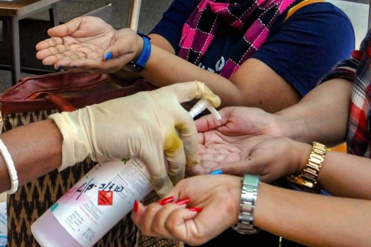 ಹಸಿವಿನ ಆತಂಕದ ನಡುವೆ ಅಕ್ಕಿಯಿಂದ ಸ್ಯಾನಿಟೈಸರ್ ತಯಾರಿ: ಕೇಂದ್ರದ ನಿರ್ಧಾರಕ್ಕೆ ಸಾಮಾಜಿಕ ಹೋರಾಟಗಾರರ ವಿರೋಧ