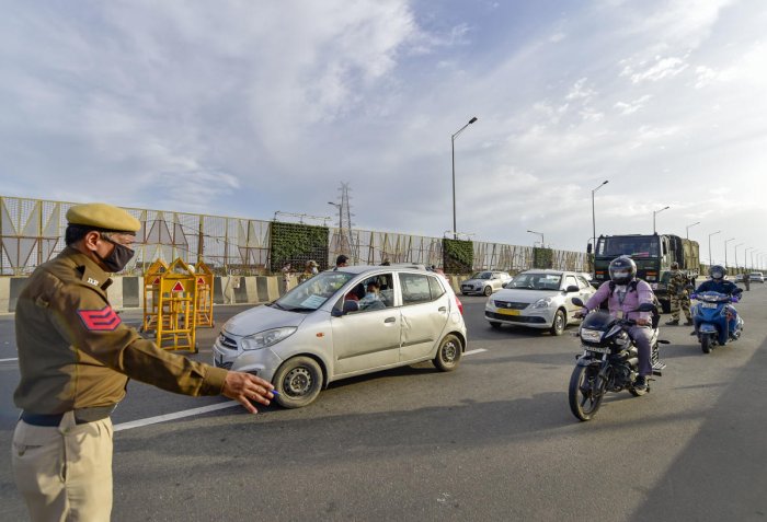 ದೊರೆಯದ ಪರಿಹಾರ ಸಾಮಗ್ರಿ; ರೊಚ್ಚಿಗೆದ್ದ ಸ್ಥಳೀಯರಿಂದ ಹಿಂಸಾಚಾರ; 3 ಪೊಲೀಸರಿಗೆ ಗಾಯ