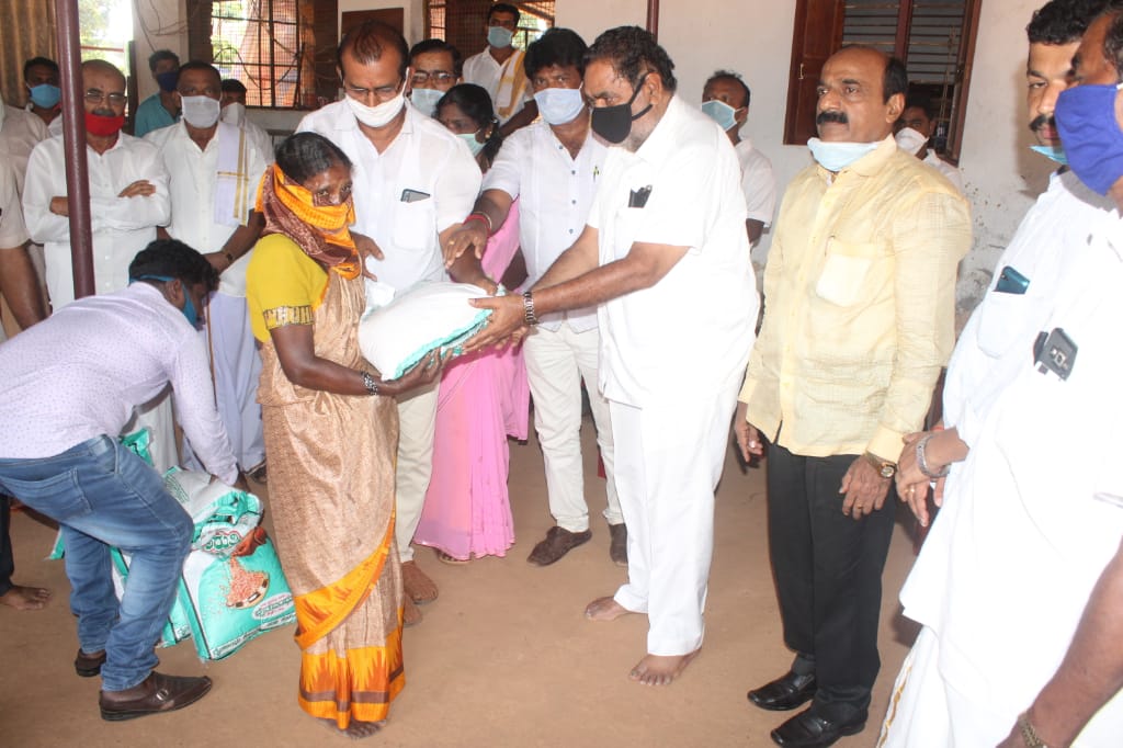 ಲಾಕ್ ಡೌನ್ : ಬಂಟ್ವಾಳ ತಾಲೂಕಿನಾದ್ಯಂತ ರಮಾನಾಥ ರೈಯಿಂದ ಕಿಟ್ ವಿತರಣೆ