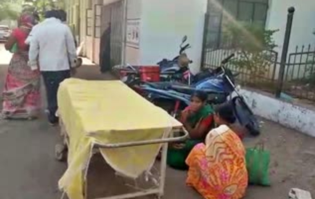 ಕಲಬುರಗಿ: ಆಸ್ಪತ್ರೆಯಲ್ಲಿ ದಾಖಲಿಸಲು ಸಿಬ್ಬಂದಿ ವಿಳಂಬ; ಆವರಣದಲ್ಲೇ ಜನ್ಮ ನೀಡಿದ ಮಹಿಳೆ