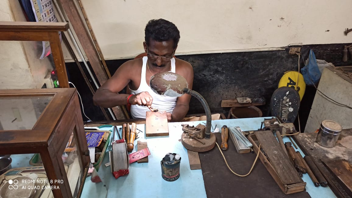 ಚಿನ್ನದ ಕುಸುರಿ ಕಲೆಗೆ ವಿದಾಯ ಕೋರುವ ಅನಿವಾರ್ಯತೆಯಲ್ಲಿ ಕುಶಲಕರ್ಮಿಗಳು !