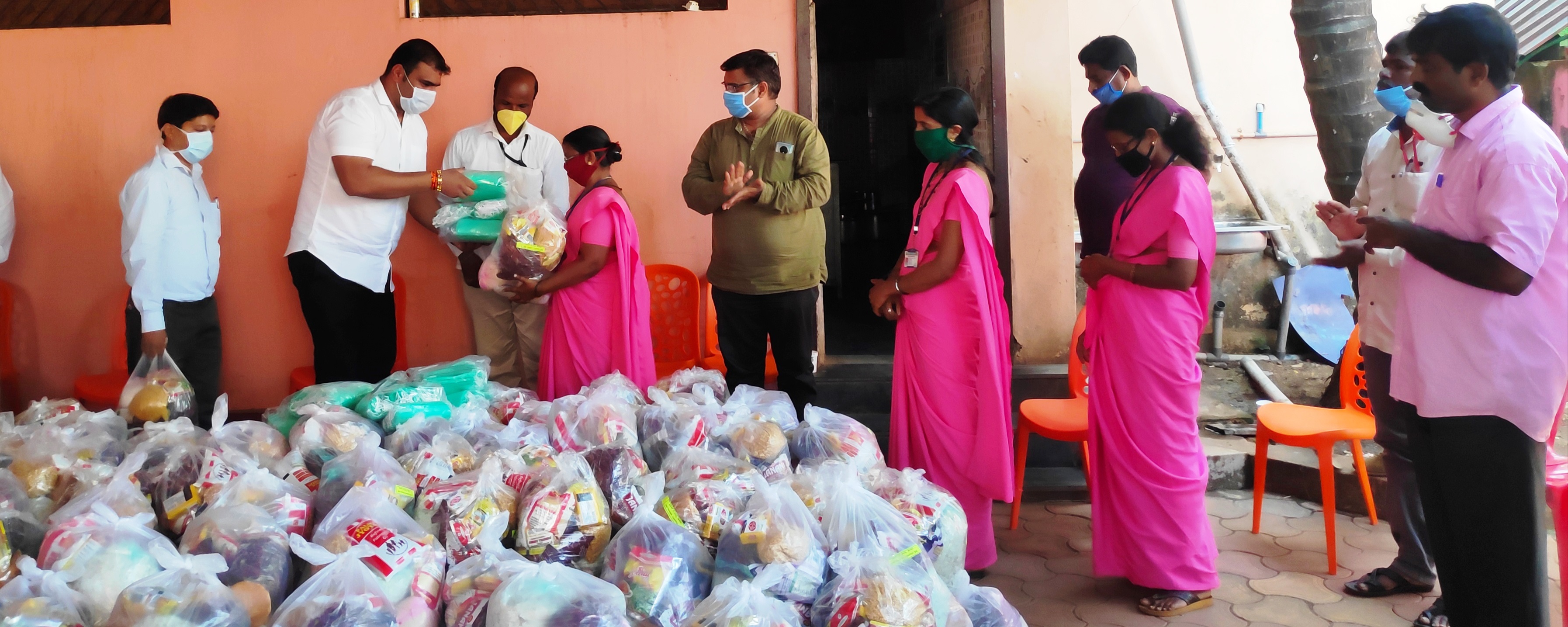 ಭಟ್ಕಳ:  ಆಶಾ ಕಾರ್ಯಕರ್ತೆಯರಿಗೆ ದಿನಸಿ ಸಾಮಗ್ರಿಗಳ ಕಿಟ್ ವಿತರಣೆ