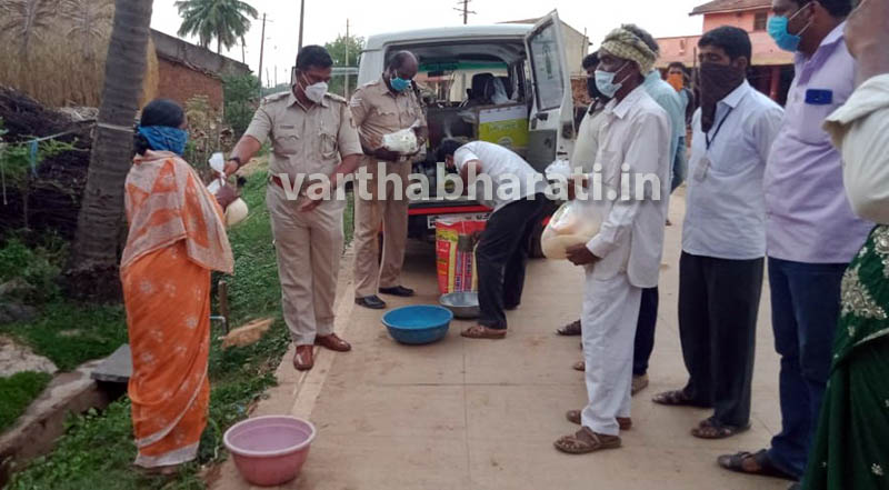 ಮಾನವೀಯತೆ ಮೆರೆದ ಧಾರವಾಡ ಪಿಎಸ್‍ಐ ಮಹೇಂದ್ರ ನಾಯಕ್: ಬಡವರಿಗೆ 2.50 ಲಕ್ಷ ರೂ. ಮೌಲ್ಯದ ದಿನಸಿ ವಿತರಣೆ