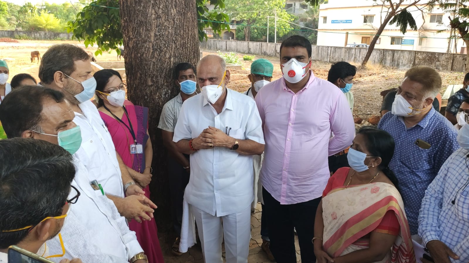 ಸುರಕ್ಷಿತ ಅಂತರವನ್ನೇ ಮರೆತರೆ ಸಚಿವ ಹೆಬ್ಬಾರ್ ಹಾಗೂ ಶಾಸಕ ಸುನಿಲ್ ನಾಯ್ಕ ?