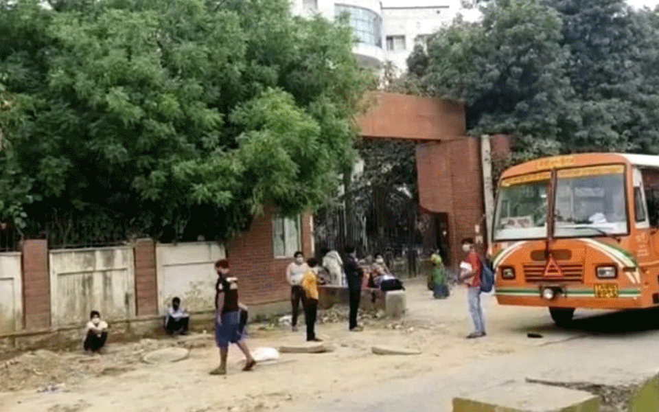 ಉತ್ತರ ಪ್ರದೇಶ: ಕೊರೋನ ಸೋಂಕಿತರನ್ನು ಒಂದು ಗಂಟೆ ಗೇಟಿನ ಹೊರಗೆ ಕಾಯಿಸಿದ ಇಟಾವ ಆಸ್ಪತ್ರೆ