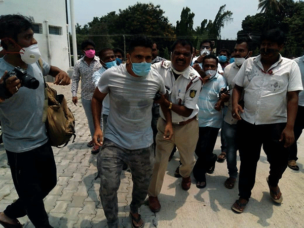 ಮಂಡ್ಯ: ಪತ್ರಕರ್ತರಿಗೆ  ಕೋವಿಡ್-19 ಪರೀಕ್ಷೆ ನಡೆಸುವುದಕ್ಕೆ ಅಡ್ಡಿಪಡಿಸಿದ ವಿಧಾನ ಪರಿಷತ್ ಸದಸ್ಯ, ಪುತ್ರ