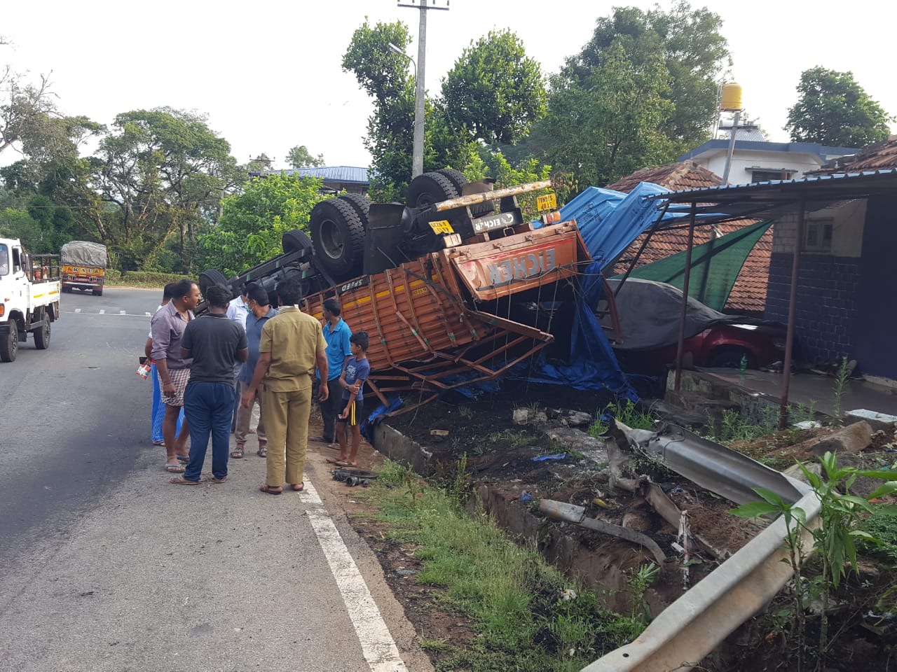 ಮಡಿಕೇರಿ: ಚಾಲಕನ ನಿಯಂತ್ರಣ ತಪ್ಪಿ ಉರುಳಿ ಬಿದ್ದ ಲಾರಿ