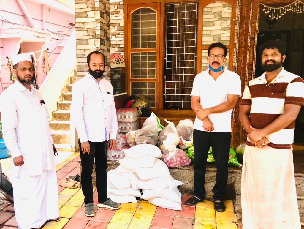 ನಿರಾಶ್ರಿತರಿಗೆ ಊಟ ವಿತರಿಸುತ್ತಿರುವ ಶರತ್ ಗೆ ಅಕ್ಕಿ ನೀಡಿ ನೆರವಾದ ಮಂಗಳೂರಿನ ಮಸೀದಿ