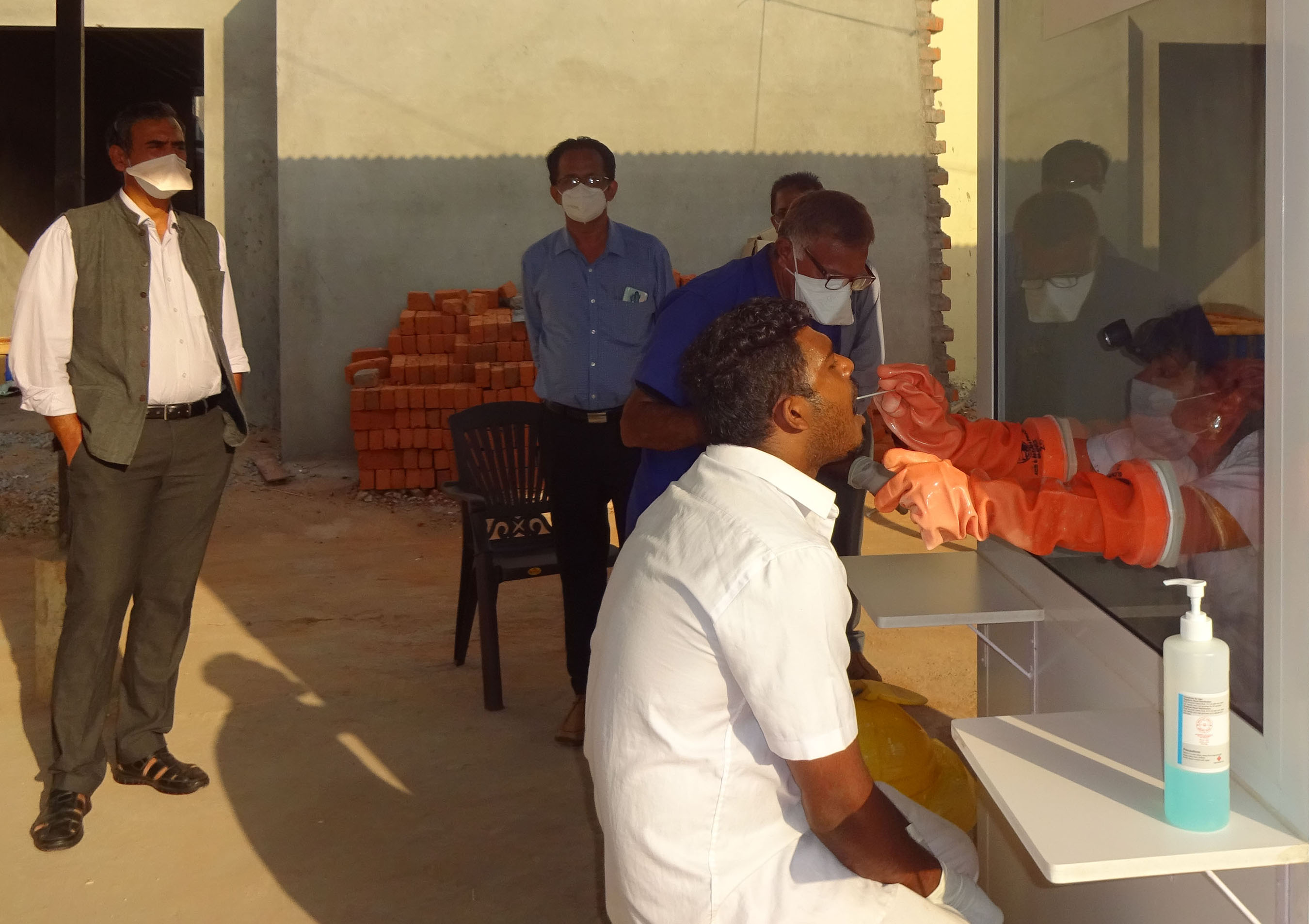 ಕೋವಿಡ್-19 ಮಾದರಿ ಸಂಗ್ರಹ ಕೇಂದ್ರಕ್ಕೆ ಕಾರ್ಯದರ್ಶಿ ಭೇಟಿ