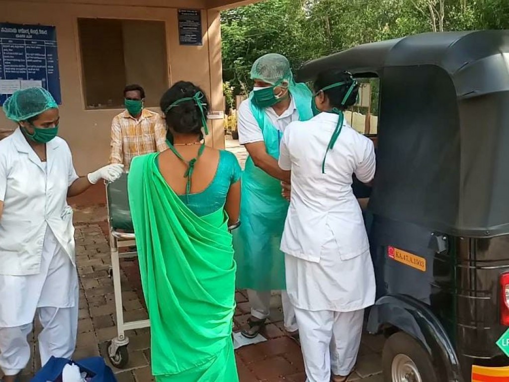 ​ಲಾಕ್‍ಡೌನ್ ಎಫೆಕ್ಟ್; ಆಟೋ ರಿಕ್ಷಾದಲ್ಲೇ ಹೆರಿಗೆ; ತಾಯಿ ಮಗು ಸೇಫ್