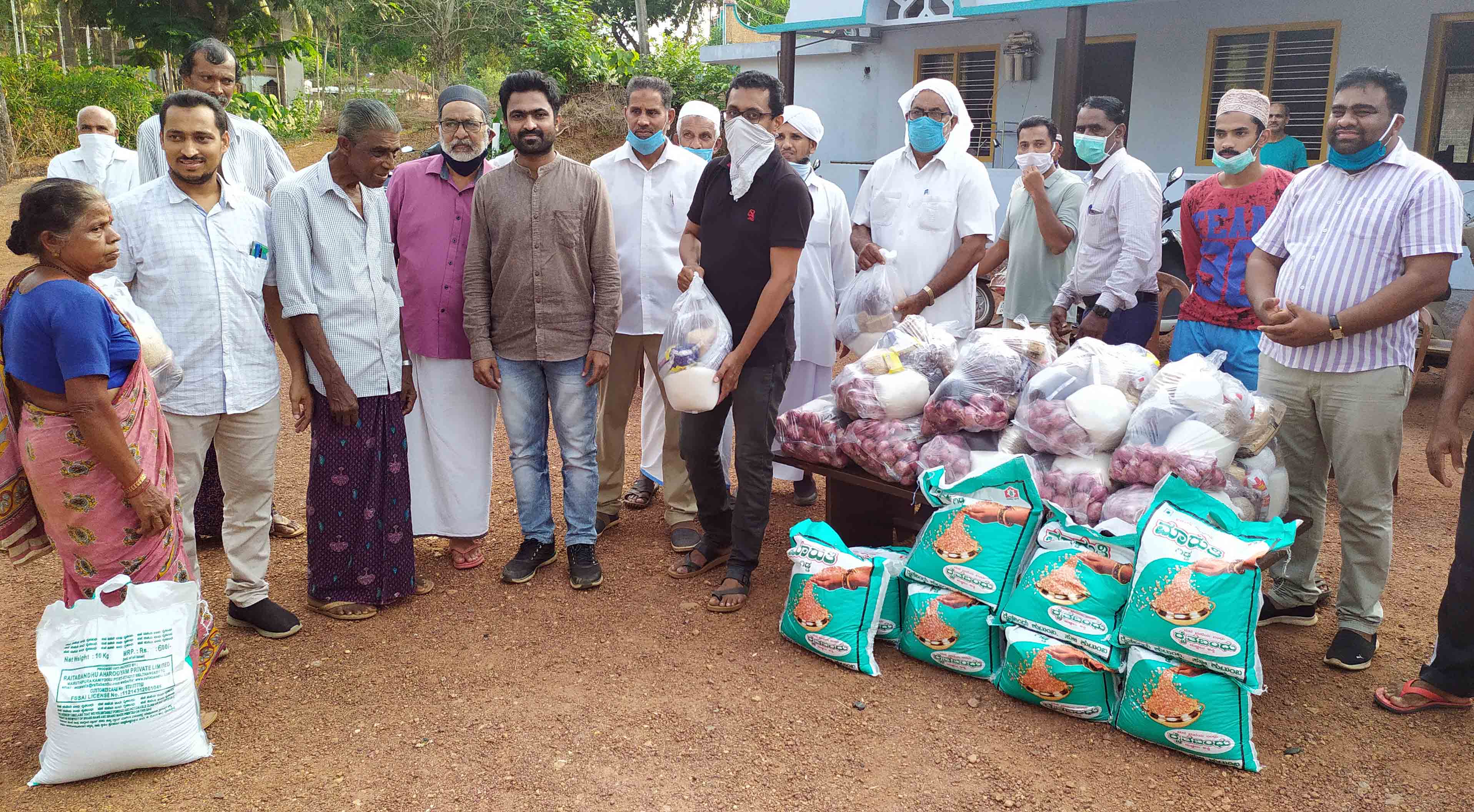 ಕಂಬಳಬೆಟ್ಟು ಅಂದುಂಞ ಹಾಜಿ ಪ್ಯಾಮಿಲಿ ಟ್ರಸ್ಟ್ ನೇತೃತ್ವದಲ್ಲಿ ರಮಝಾನ್ ಕಿಟ್, ದಿನಸಿ ಸಾಮಗ್ರಿ ವಿತರಣೆ