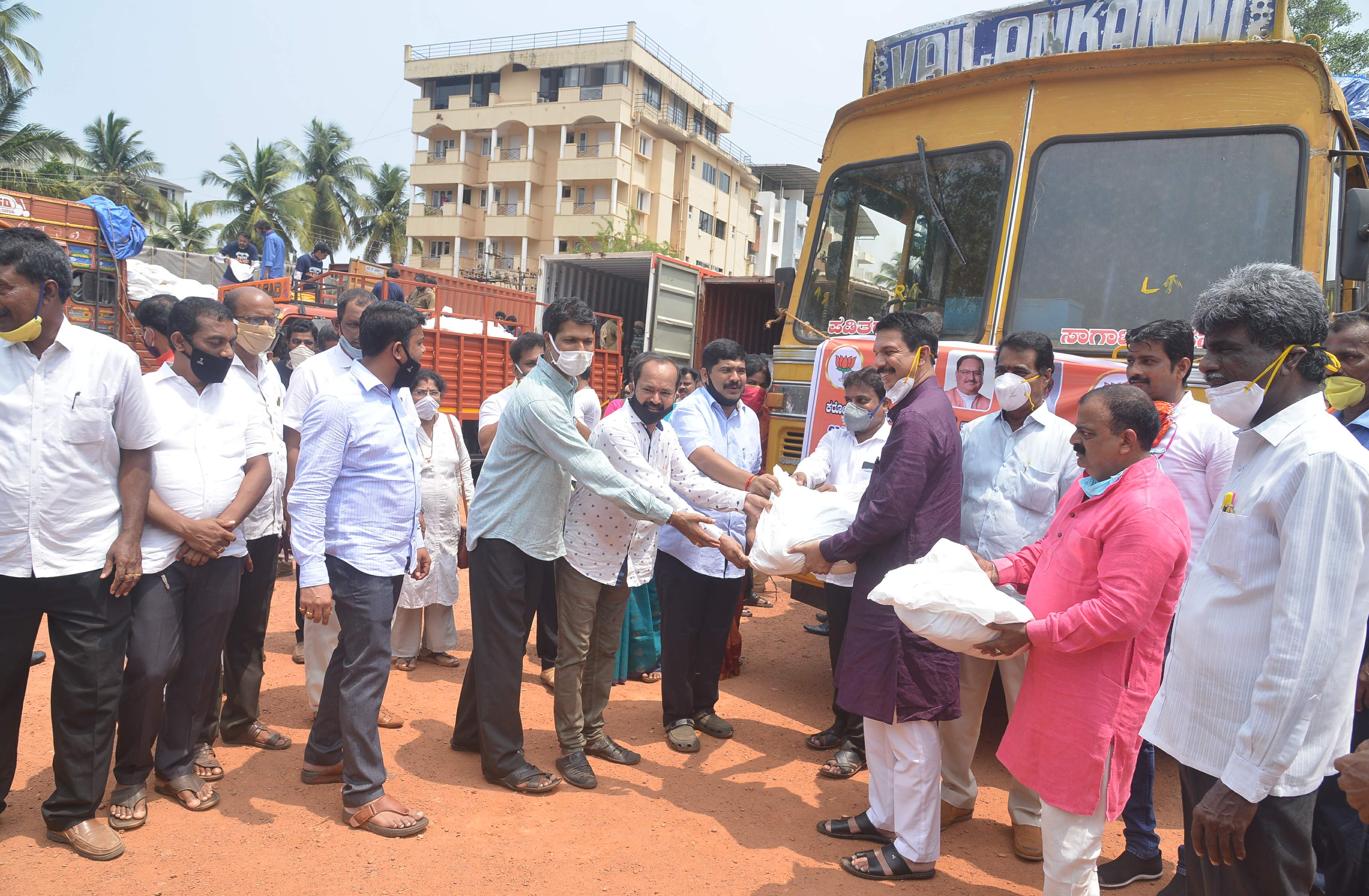 ದ.ಕ.ಜಿಲ್ಲೆಯ 8 ವಿಧಾನಸಭಾ ಕ್ಷೇತ್ರಗಳಿಗೆ ಸಂಸದರಿಂದ ಆಹಾರ ಕಿಟ್ ವಿತರಣೆ