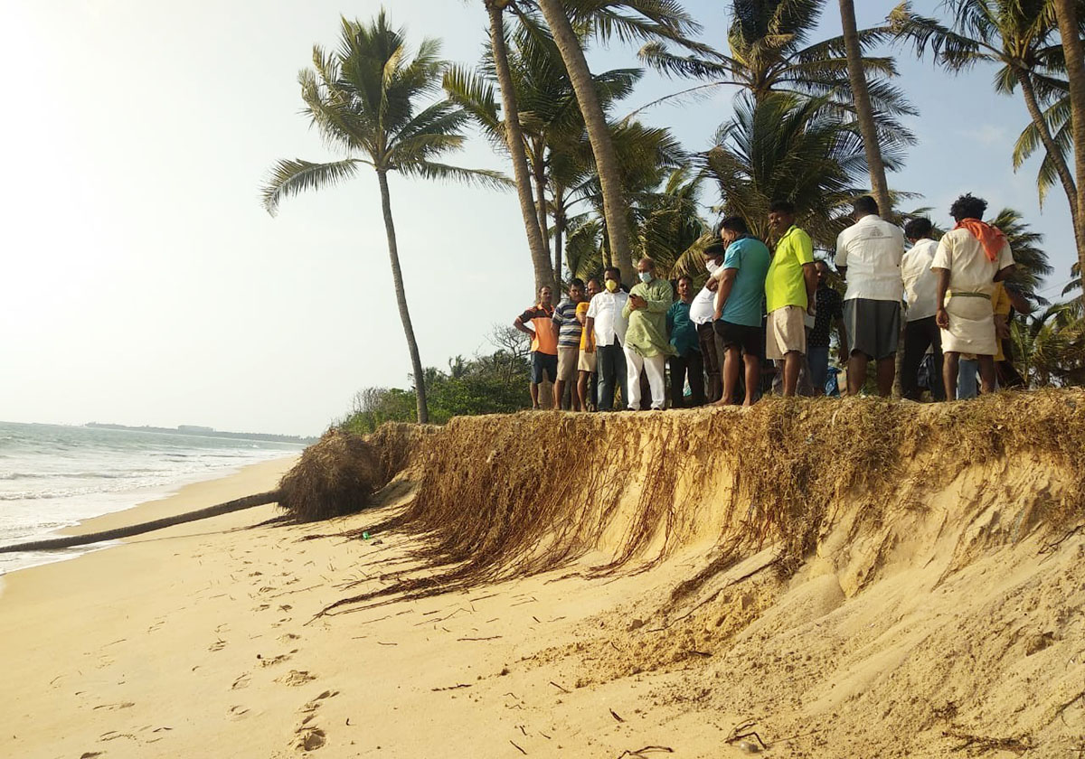 ಕುತ್ಪಾಡಿ ಪಡುಕೆರೆಯಲ್ಲಿ ಕಡಲ್ಕೊರೆತ: ತೆಂಗಿನ ಮರಗಳು ಸಮುದ್ರಪಾಲು