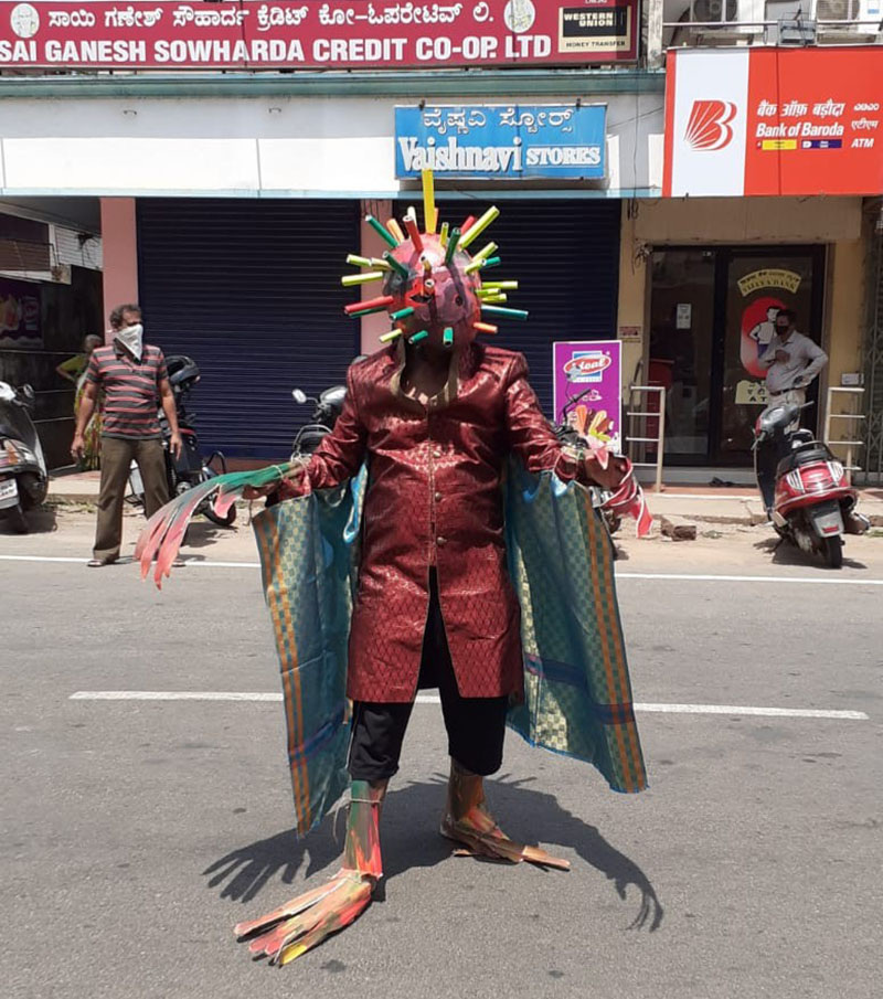 ಉಡುಪಿಯಲ್ಲಿ ಕೋವಿಡ್ ಜಾಗೃತಿಗಾಗಿ ಭಯಾನಕ ಕೊರೋನ ವೈರಸ್ ವೇಷ!