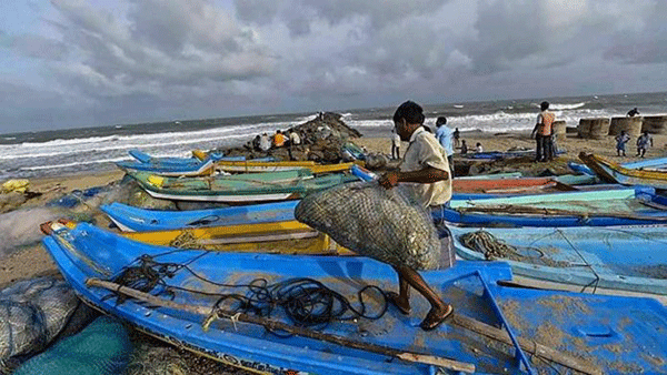 ಲಾಕ್‌ಡೌನ್ ಎಫೆಕ್ಟ್: ದೋಣಿಯಲ್ಲೇ 1,100 ಕಿ.ಮೀ. ಸಾಗಿದ ಮೀನುಗಾರರು