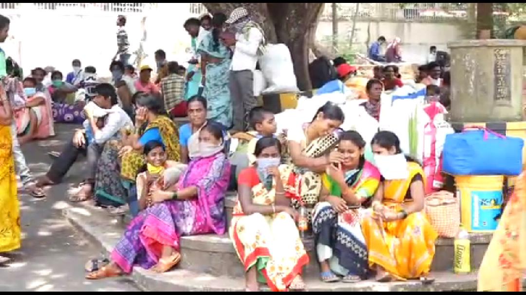 ಮಂಗಳೂರು : ಸುರಕ್ಷಿತ ಅಂತರ ಕಾಪಾಡದೆ ಲಾಕ್ ಡೌನ್ ನಡುವೆ ನೂರಾರು ವಲಸೆ ಕಾರ್ಮಿಕರ ಜಮಾವಣೆ
