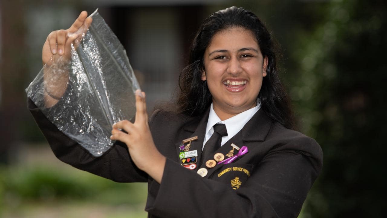 ಸಿಗಡಿ ಸಿಪ್ಪೆಯಿಂದ ಪರಿಸರ ಸ್ನೇಹಿ ಪ್ಲಾಸ್ಟಿಕ್ ತಯಾರಿಸಿದ ವಿದ್ಯಾರ್ಥಿನಿ