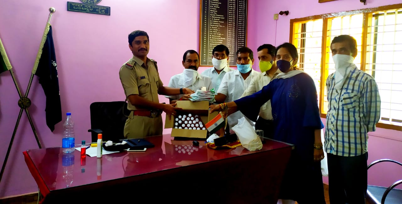 ಬಂಟ್ವಾಳ ಪೊಲೀಸರಿಗೆ ಮಾಸ್ಕ್, ಗ್ಲೌಸ್, ಸ್ಯಾನಿಟೈಸರ್ ವಿತರಣೆ