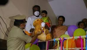 ಒಂದು ವರ್ಷದ ಮಗುವಿನ ಹುಟ್ಟುಹಬ್ಬ ಆಚರಿಸಿದ ಹೈದರಾಬಾದ್ ಪೊಲೀಸರು