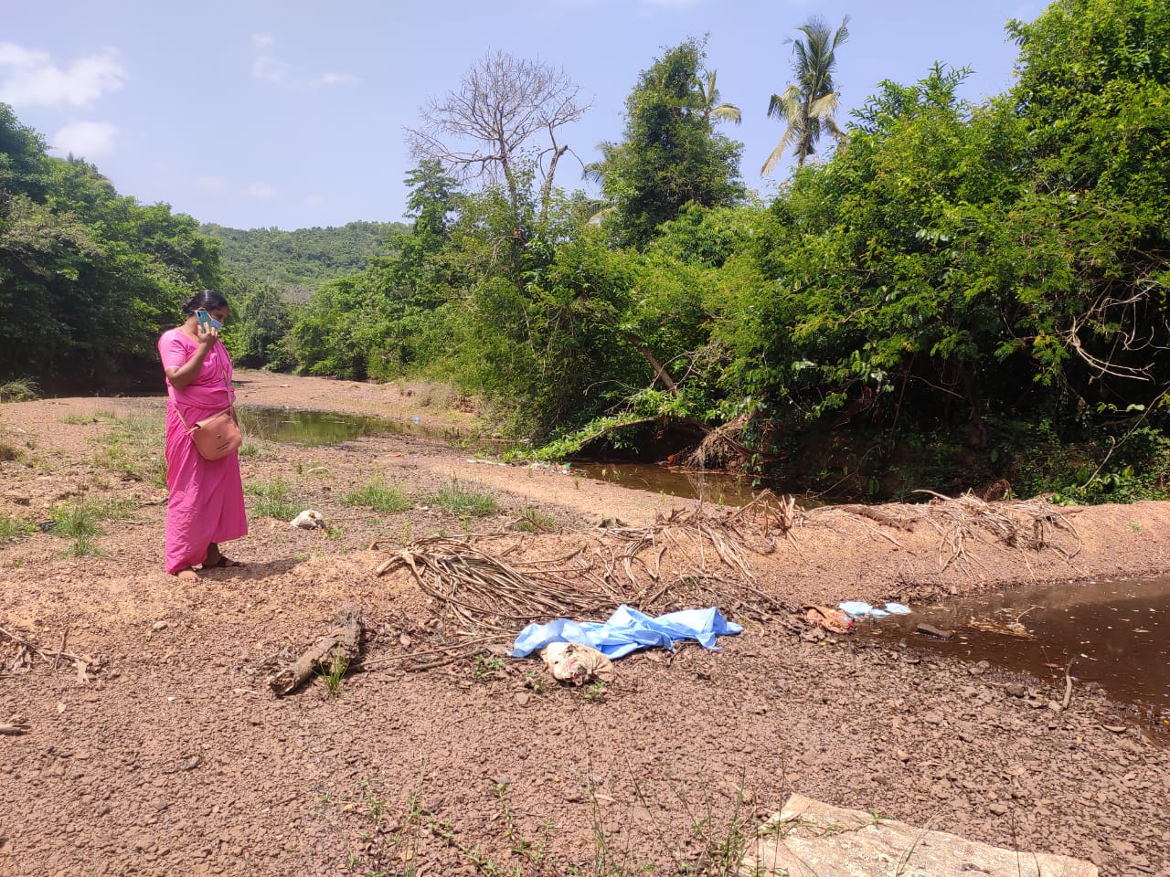 ಅಲೆವೂರು : ಕೊಡಂಗಳ ಹೊಳೆ ಬದಿ ಪಿಪಿಇ ಕಿಟ್ ಪತ್ತೆ ; ಪೊಲೀಸರಿಂದ ತನಿಖೆ