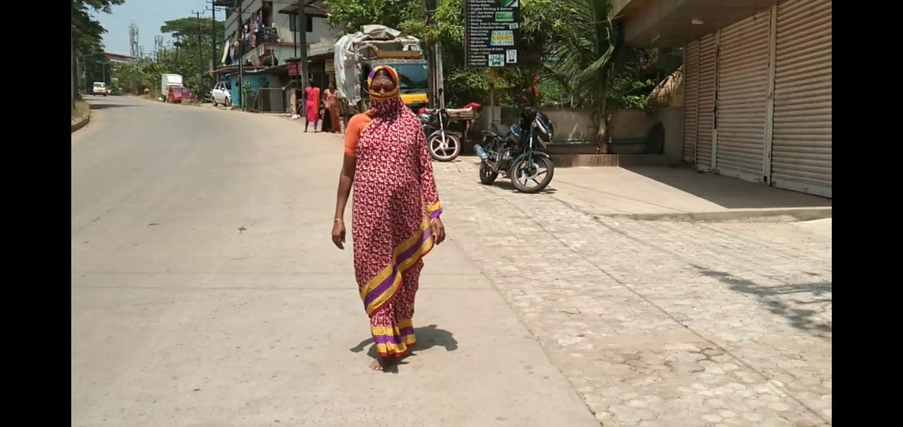 ದೇಶ ಬಿಟ್ಟು ಕೊರೋನ ವೈರಸ್ ಹೋಗುವಂತೆ ಬರಿಗಾಲಲ್ಲಿ ನಡೆಯುವ ಹರಕೆ ಹೊತ್ತ ಮಹಿಳೆ