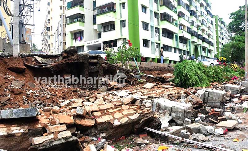 ರಾಜಧಾನಿ ಬೆಂಗಳೂರಿನಲ್ಲಿ ಭಾರೀ ಮಳೆ: ಹಲವೆಡೆ ಕುಸಿದ ರಸ್ತೆಗಳು, ಮರಗಳು ಧರಾಶಾಹಿ