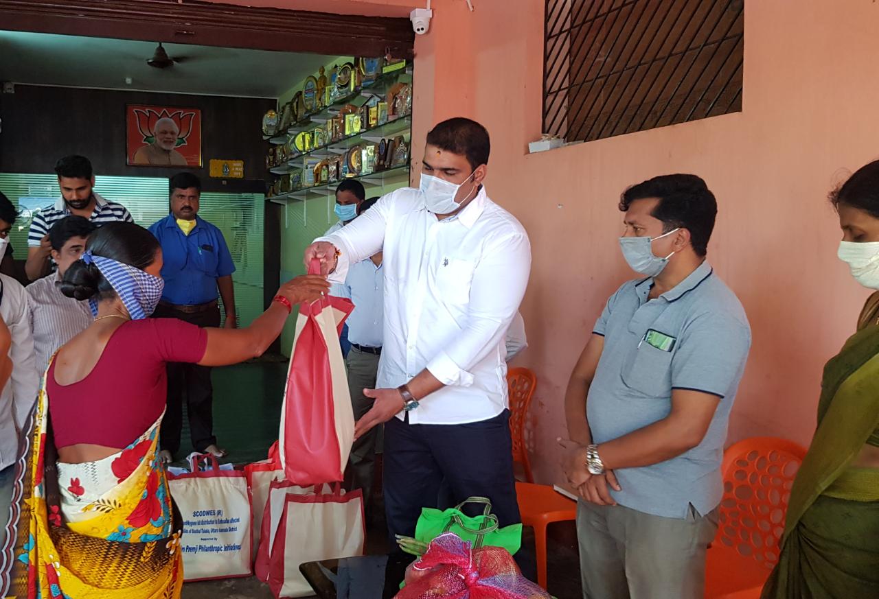 ಅಜೀಮ್ ಪ್ರೇಮ್‍ಜಿ, ಸ್ಕೋಡ್‍ವೆಸ್ ಸೇವಾ ಸಂಸ್ಥೆಯಿಂದ ಕಿಟ್ ವಿತರಣೆ