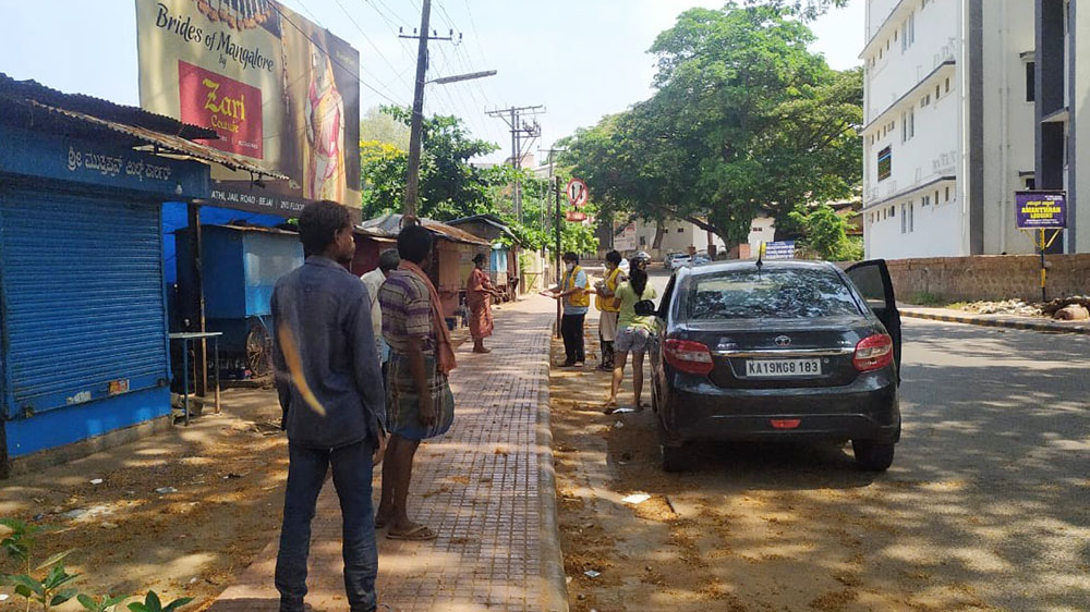 ನಿರಾಶ್ರಿತರಿಗೆ ಆಹಾರ ವಿತರಣೆ: ಕೈಕಂಬದ ಕುಟುಂಬದಿಂದ ಮಾನವೀಯ ಸೇವೆ